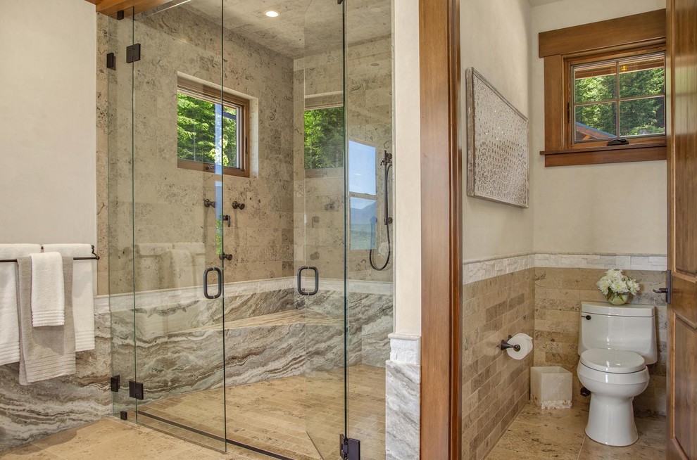 На фото: ванная комната в стиле рустика с белой плиткой и плиткой из листового камня