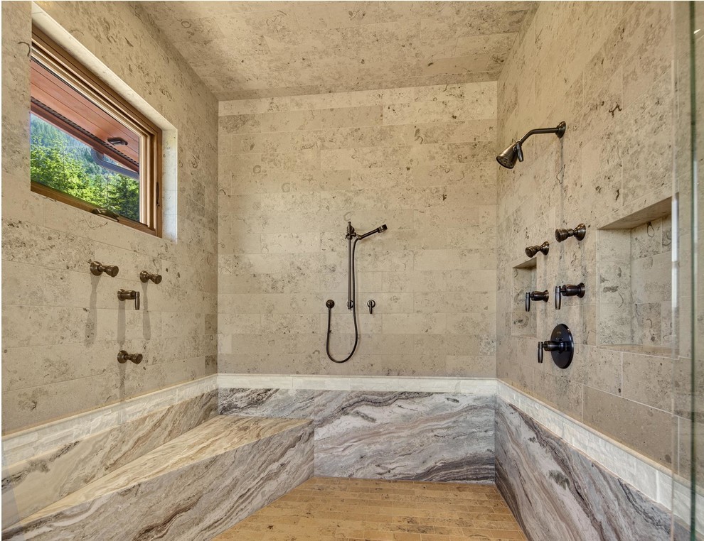 Réalisation d'une salle de bain chalet avec un carrelage blanc et des dalles de pierre.