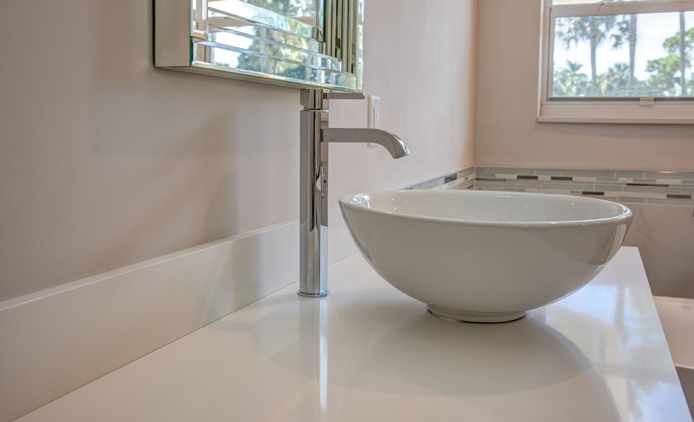 Пример оригинального дизайна: главная ванная комната среднего размера в классическом стиле с накладной ванной, раздельным унитазом, белой плиткой, каменной плиткой, розовыми стенами, настольной раковиной и столешницей из искусственного камня
