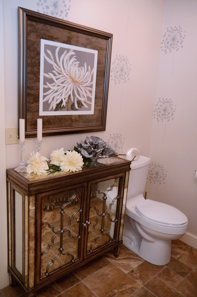 Esempio di un bagno di servizio chic di medie dimensioni con consolle stile comò, WC a due pezzi, pareti bianche, pavimento con piastrelle in ceramica e pavimento marrone