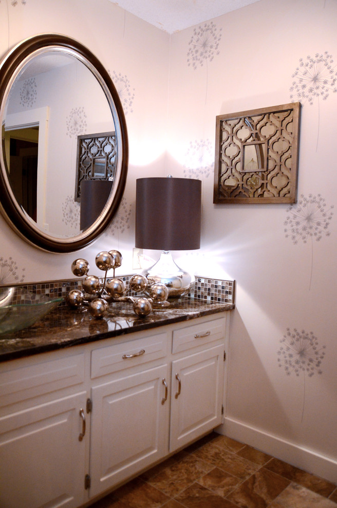 Foto di una stanza da bagno padronale classica di medie dimensioni con ante con bugna sagomata, ante bianche, piastrelle beige, piastrelle a mosaico, pavimento in travertino, lavabo a bacinella e top in granito