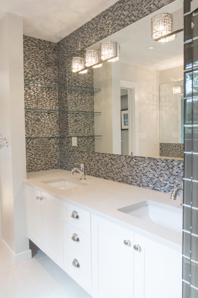 Foto på ett mellanstort vintage en-suite badrum, med skåp i shakerstil, vita skåp, grå kakel, mosaik, grå väggar, klinkergolv i keramik, ett undermonterad handfat och bänkskiva i kvarts