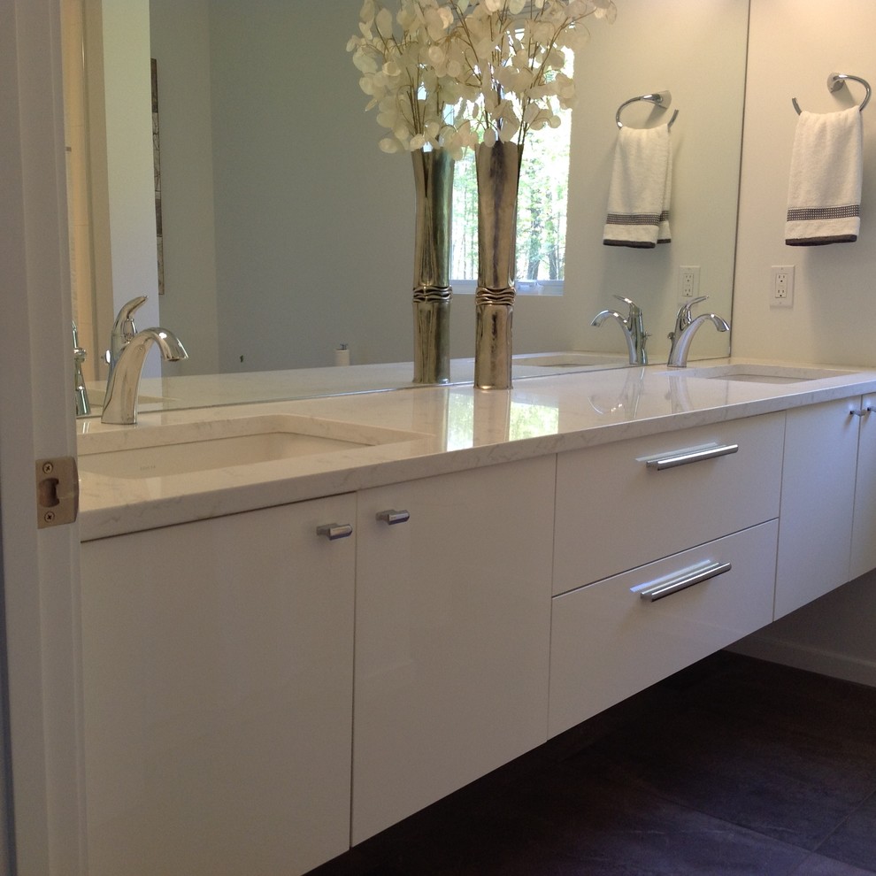 Ejemplo de cuarto de baño retro con armarios con paneles lisos, puertas de armario blancas y suelo de baldosas de porcelana