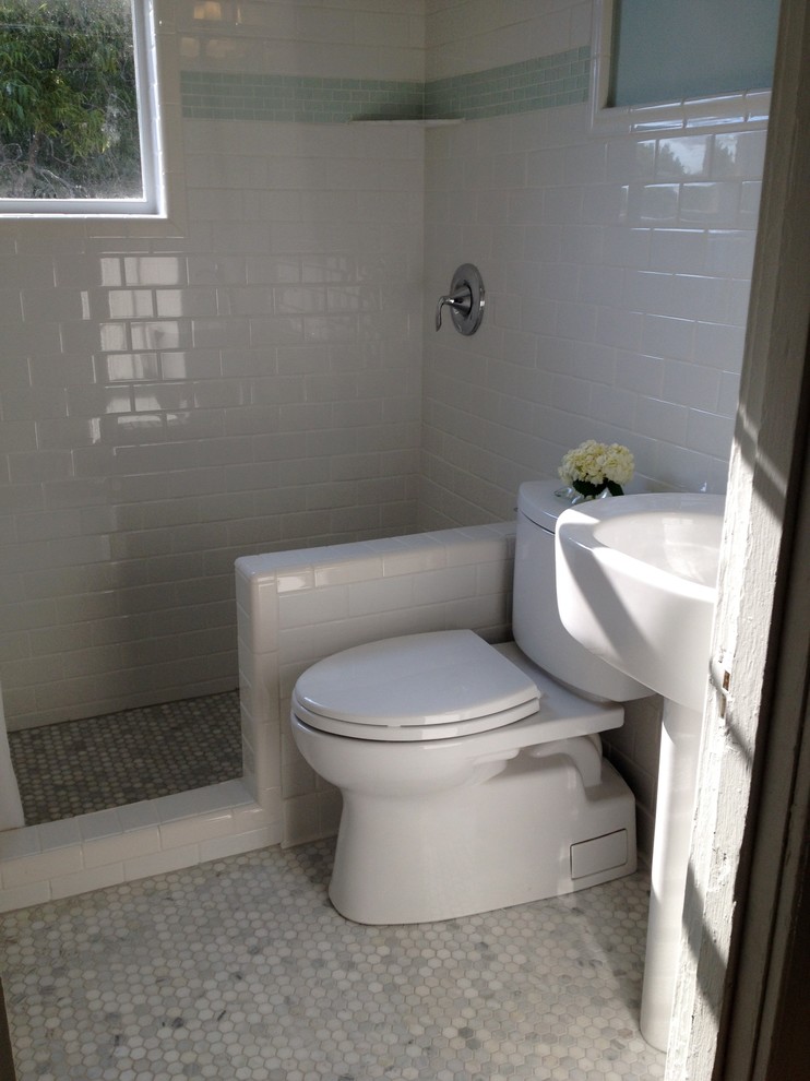 Modelo de cuarto de baño tradicional renovado con lavabo con pedestal, ducha abierta, sanitario de una pieza, baldosas y/o azulejos blancos, baldosas y/o azulejos de cemento y suelo de mármol