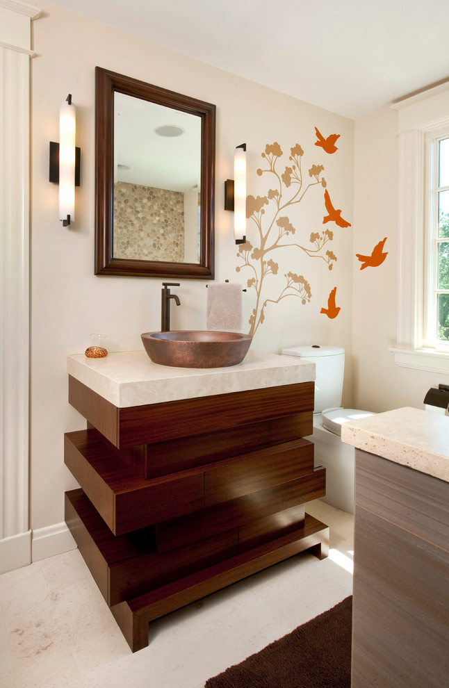 Источник вдохновения для домашнего уюта: ванная комната в современном стиле с настольной раковиной, темными деревянными фасадами, раздельным унитазом, бежевыми стенами, мраморным полом и плоскими фасадами