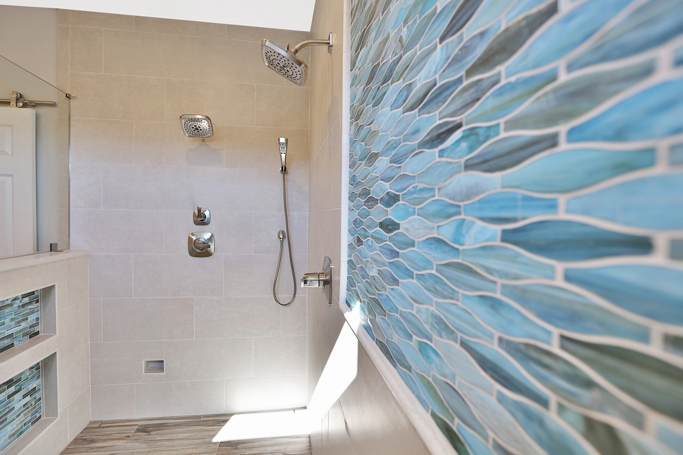Свежая идея для дизайна: большая главная ванная комната в морском стиле с серыми фасадами, открытым душем, бежевой плиткой, керамической плиткой, серыми стенами, полом из керамогранита, врезной раковиной и столешницей из искусственного кварца - отличное фото интерьера