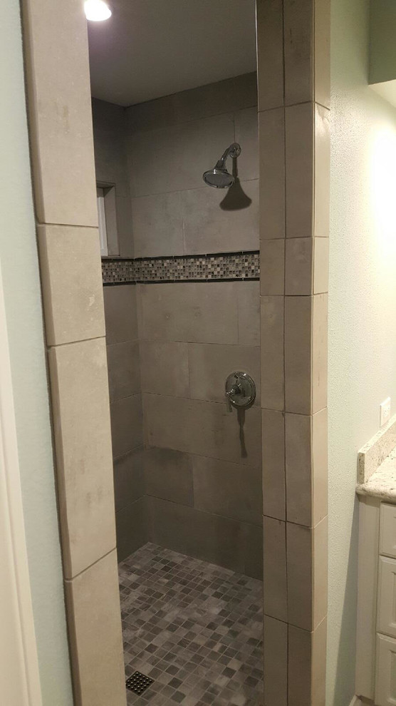 Ispirazione per una grande stanza da bagno padronale chic con doccia alcova, piastrelle grigie e piastrelle a mosaico