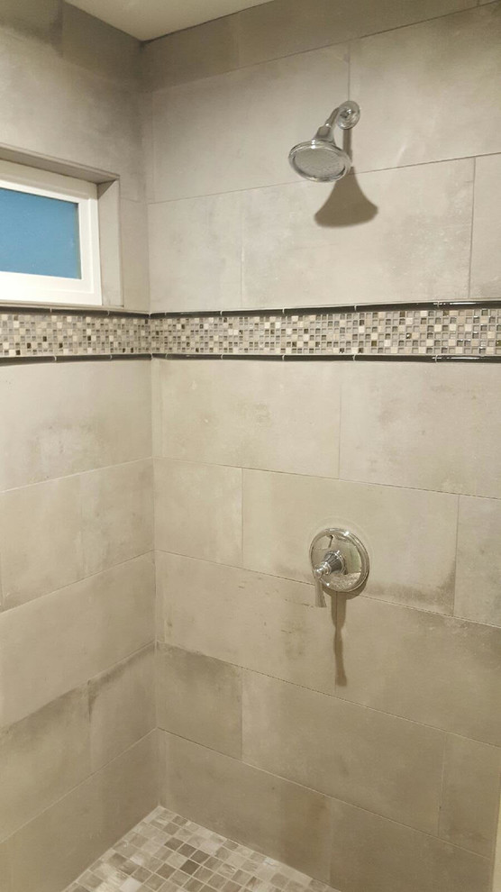 Esempio di una grande stanza da bagno padronale chic con doccia alcova, piastrelle grigie e piastrelle a mosaico
