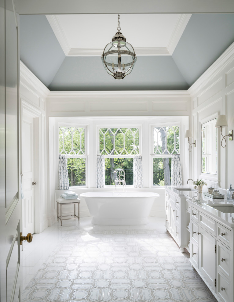 Foto di una grande stanza da bagno padronale stile marinaro con ante con riquadro incassato, ante bianche, pavimento in marmo, pavimento bianco, pareti bianche e lavabo sottopiano