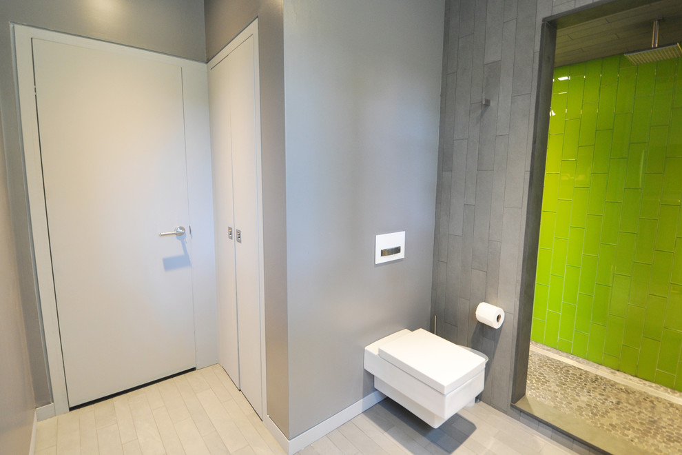 Idéer för funkis badrum, med en öppen dusch, en vägghängd toalettstol, grå väggar, grön kakel och glaskakel