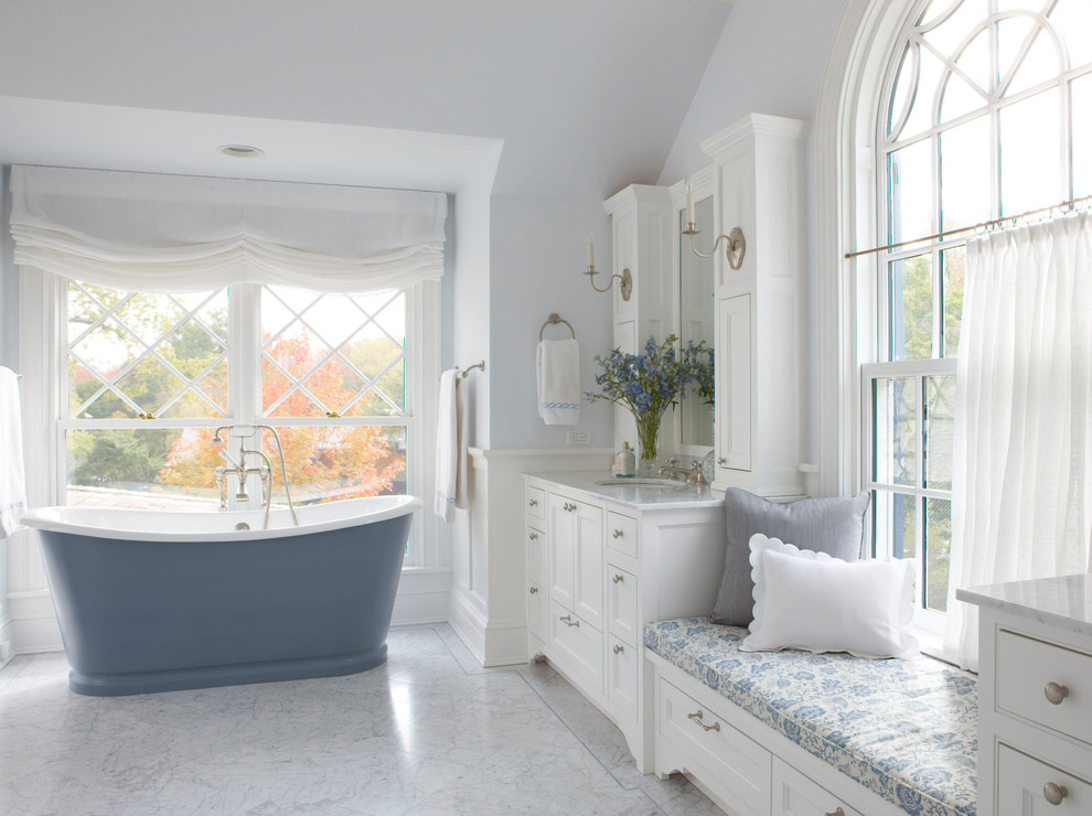 Идея дизайна: главная ванная комната в классическом стиле с фасадами с декоративным кантом, белыми фасадами, отдельно стоящей ванной, серыми стенами, мраморным полом и врезной раковиной
