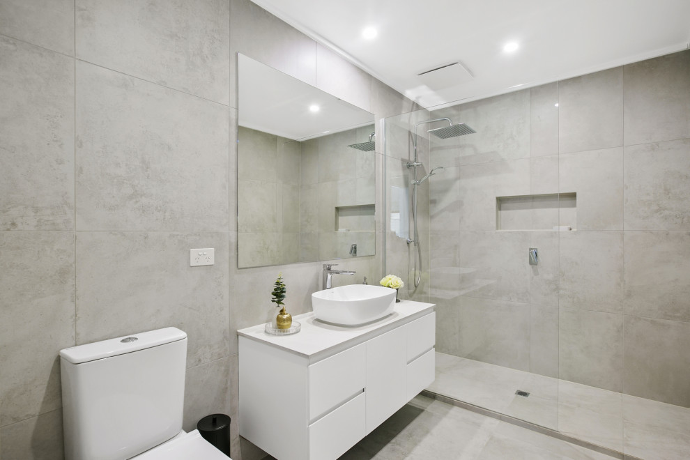 Modernes Badezimmer mit flächenbündigen Schrankfronten, weißen Schränken, Duschnische, grauen Fliesen, Aufsatzwaschbecken, grauem Boden, offener Dusche, weißer Waschtischplatte, Wandnische, Einzelwaschbecken und schwebendem Waschtisch in Melbourne