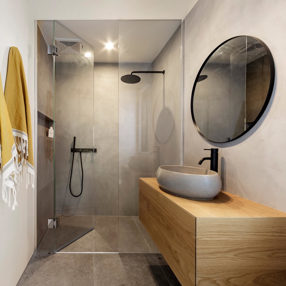 Modernes Duschbad mit hellen Holzschränken, Duschnische, grauer Wandfarbe, Aufsatzwaschbecken, Waschtisch aus Holz, Falttür-Duschabtrennung und brauner Waschtischplatte in Melbourne