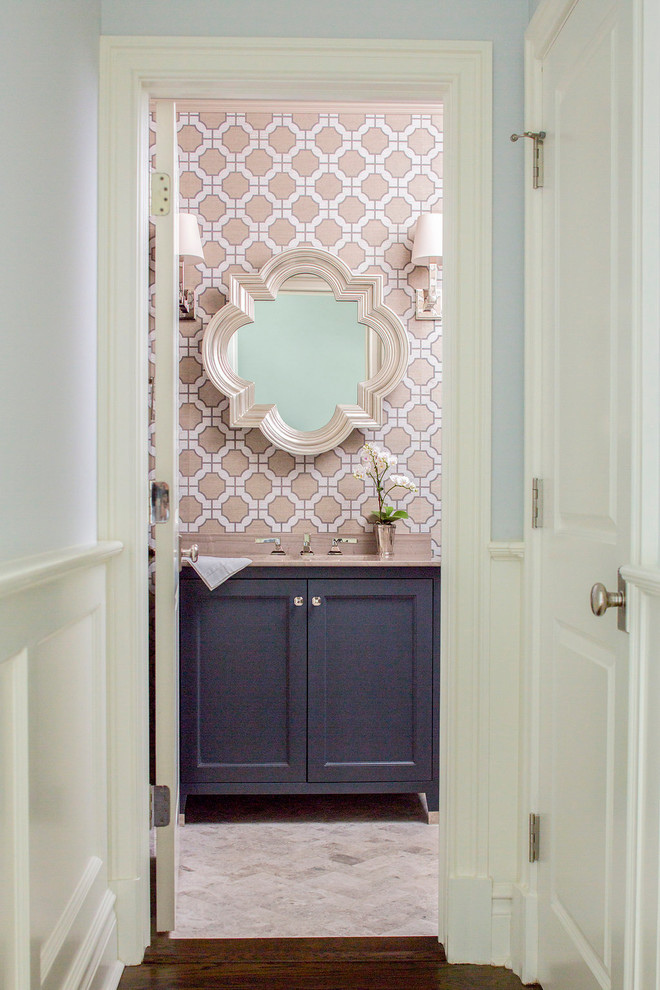 Foto di una stanza da bagno con doccia shabby-chic style di medie dimensioni con ante con riquadro incassato, ante nere, pareti rosa e lavabo sottopiano
