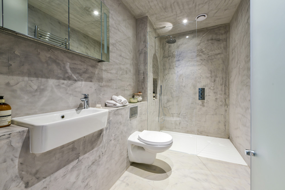Идея дизайна: ванная комната среднего размера в современном стиле с душем в нише, инсталляцией, серыми стенами, бетонным полом, душевой кабиной, монолитной раковиной, столешницей из бетона, серым полом, открытым душем, серой столешницей и плоскими фасадами