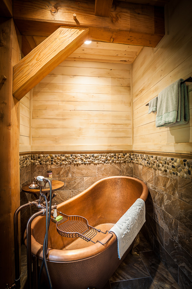 Источник вдохновения для домашнего уюта: большая главная ванная комната в стиле рустика с отдельно стоящей ванной, коричневой плиткой, керамогранитной плиткой, коричневыми стенами, полом из керамогранита и разноцветным полом