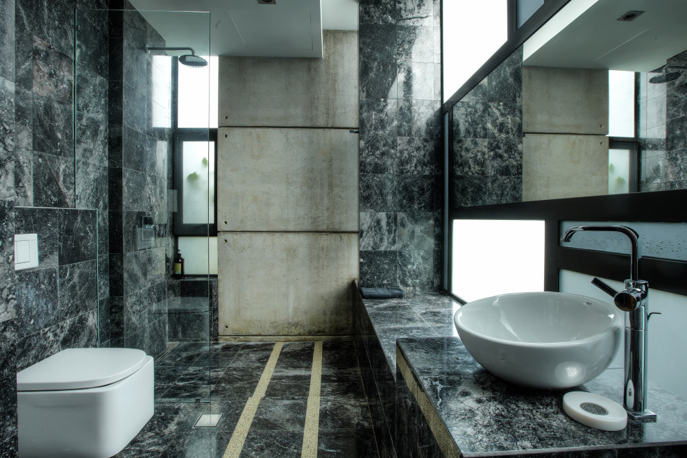 Exempel på ett mellanstort modernt svart svart badrum med dusch, med svarta skåp, en dubbeldusch, en vägghängd toalettstol, svart och vit kakel, marmorkakel, svarta väggar, marmorgolv, ett fristående handfat, marmorbänkskiva, svart golv och med dusch som är öppen