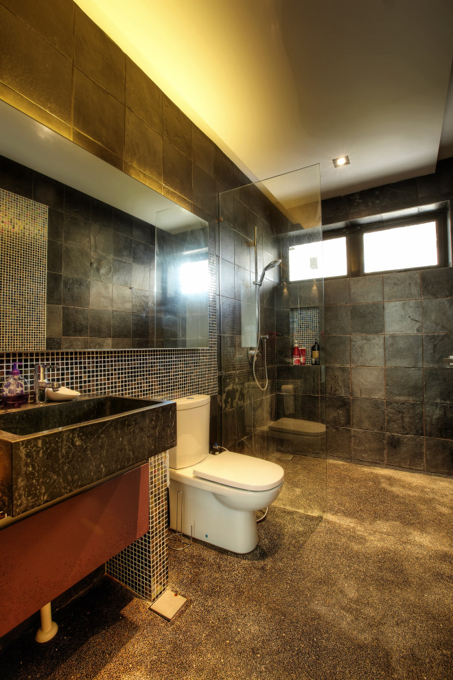 Пример оригинального дизайна: большая детская ванная комната в современном стиле с фасадами с утопленной филенкой, красными фасадами, двойным душем, унитазом-моноблоком, серой плиткой, мраморной плиткой, серыми стенами, полом из галечной плитки, консольной раковиной, мраморной столешницей, коричневым полом, открытым душем, черной столешницей, нишей, тумбой под одну раковину, подвесной тумбой и многоуровневым потолком
