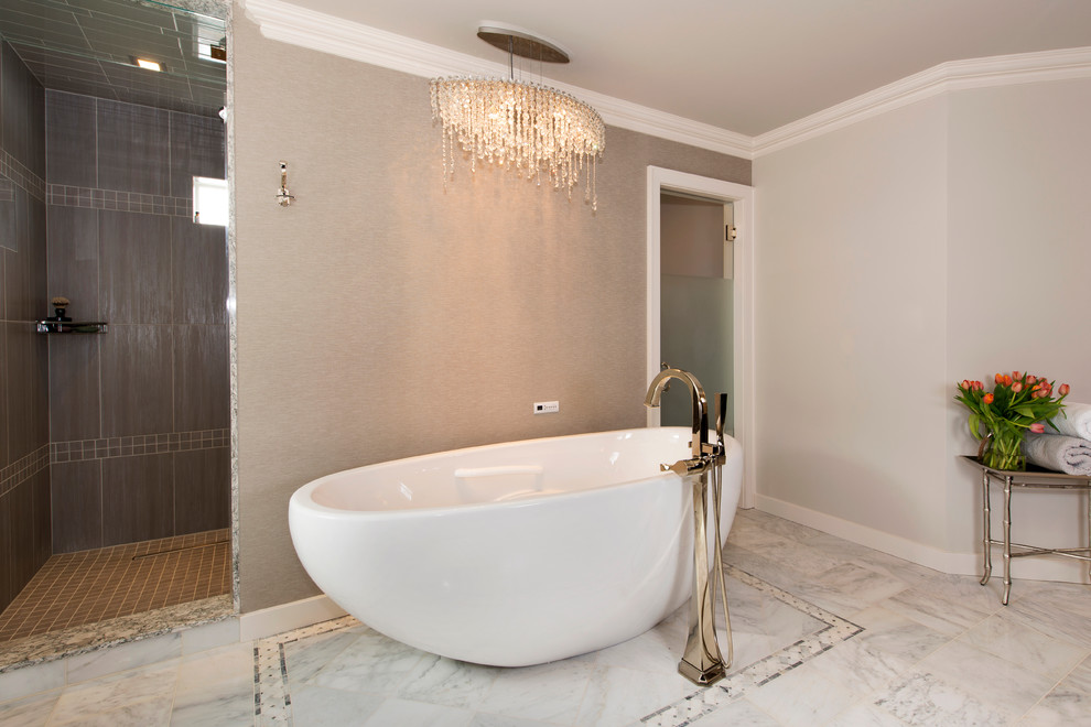 Inredning av ett klassiskt stort bastu, med luckor med upphöjd panel, skåp i mörkt trä, ett fristående badkar, vit kakel, stenkakel, grå väggar, marmorgolv, ett nedsänkt handfat, bänkskiva i kvarts, en öppen dusch, grått golv och med dusch som är öppen