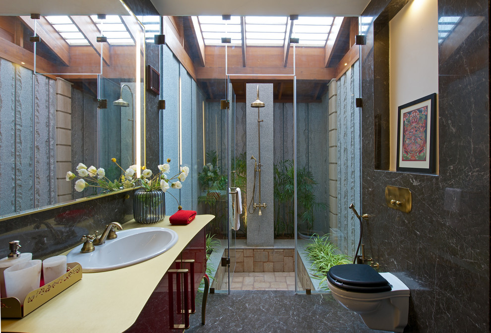 На фото: ванная комната среднего размера в восточном стиле с плоскими фасадами, темными деревянными фасадами, инсталляцией, накладной раковиной и душем с распашными дверями с