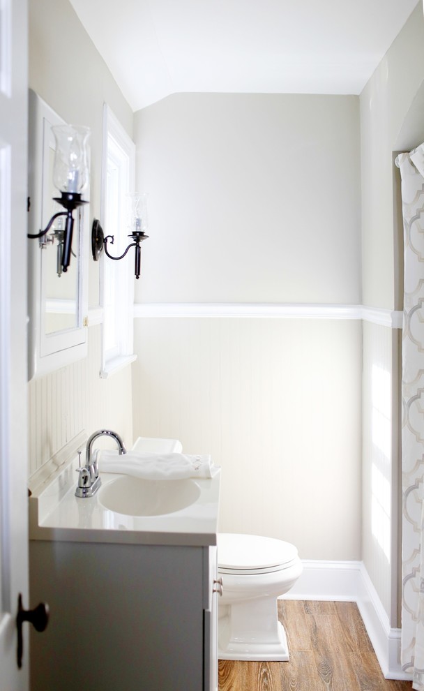 Стильный дизайн: маленькая ванная комната в стиле неоклассика (современная классика) с бежевыми стенами и паркетным полом среднего тона для на участке и в саду - последний тренд