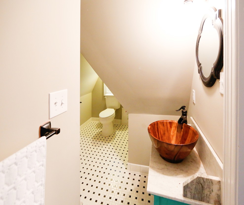 Exempel på ett litet modernt en-suite badrum, med möbel-liknande, marmorbänkskiva, vit kakel, beige väggar och klinkergolv i keramik