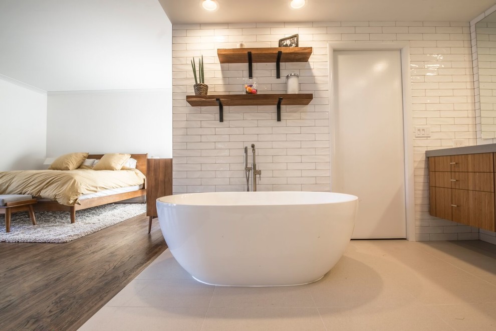 Foto di una grande stanza da bagno padronale minimal con ante lisce, ante in legno chiaro, top in quarzo composito e top grigio
