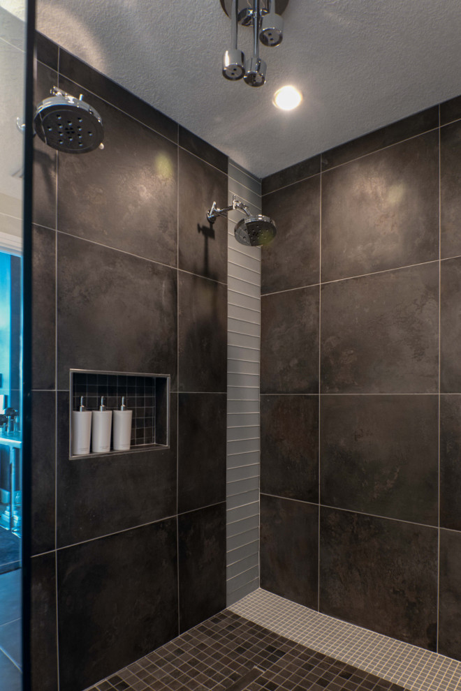Esempio di una stanza da bagno padronale minimalista di medie dimensioni con ante lisce, ante grigie, piastrelle blu, piastrelle di vetro, pareti grigie, pavimento in gres porcellanato, top in marmo, pavimento marrone e top bianco