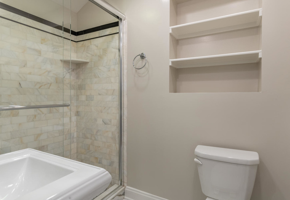 Mittelgroßes Badezimmer mit Schrankfronten im Shaker-Stil, Duschnische, Toilette mit Aufsatzspülkasten, beigen Fliesen, beiger Wandfarbe, Wandwaschbecken und Schiebetür-Duschabtrennung in Sonstige