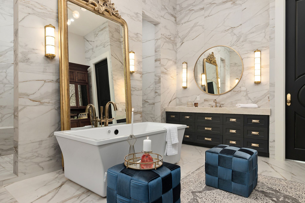 Klassisches Badezimmer mit Schrankfronten im Shaker-Stil, schwarzen Schränken, freistehender Badewanne, weißem Boden und weißer Waschtischplatte in Austin
