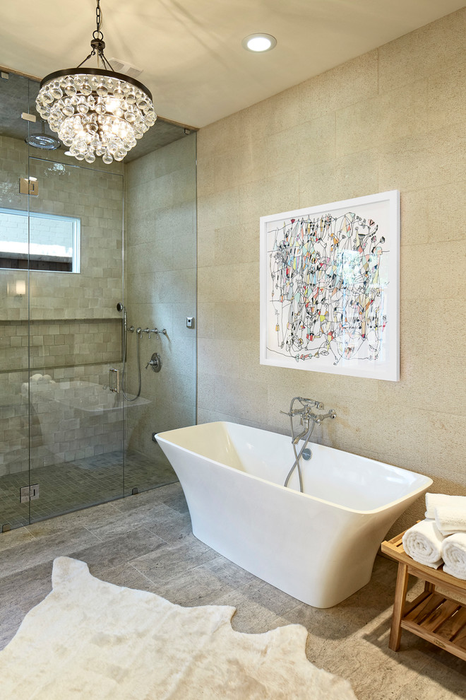 Exempel på ett stort klassiskt en-suite badrum, med ett fristående badkar, en kantlös dusch, grå kakel, kalkstensgolv, ett undermonterad handfat, bänkskiva i kalksten, beige väggar, kakelplattor och dusch med gångjärnsdörr