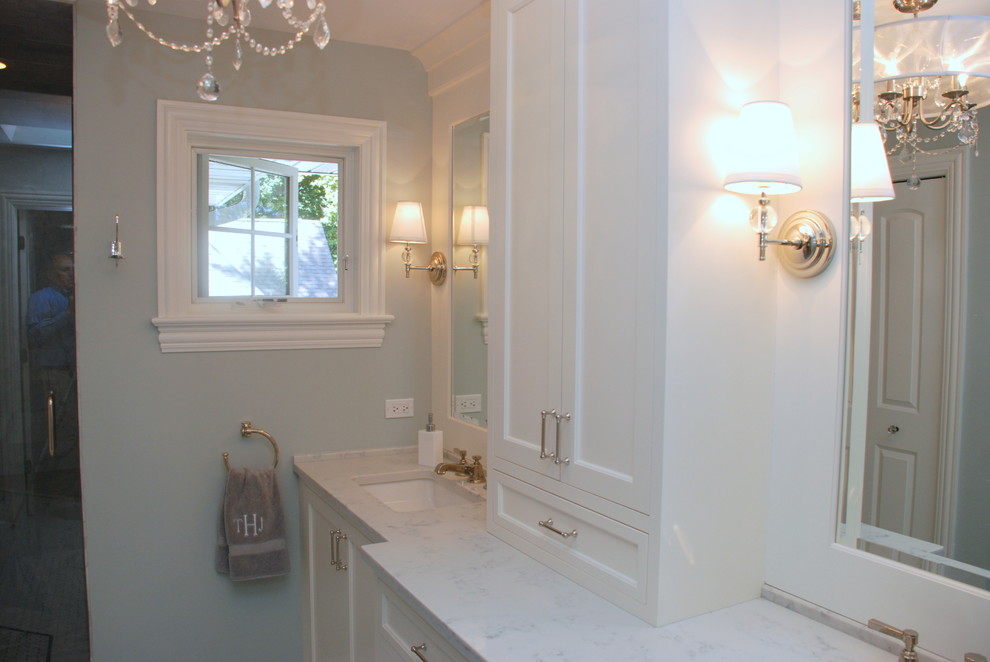 Inspiration för ett mellanstort vintage en-suite badrum, med ett undermonterad handfat, luckor med profilerade fronter, vita skåp, bänkskiva i kvarts och grå väggar
