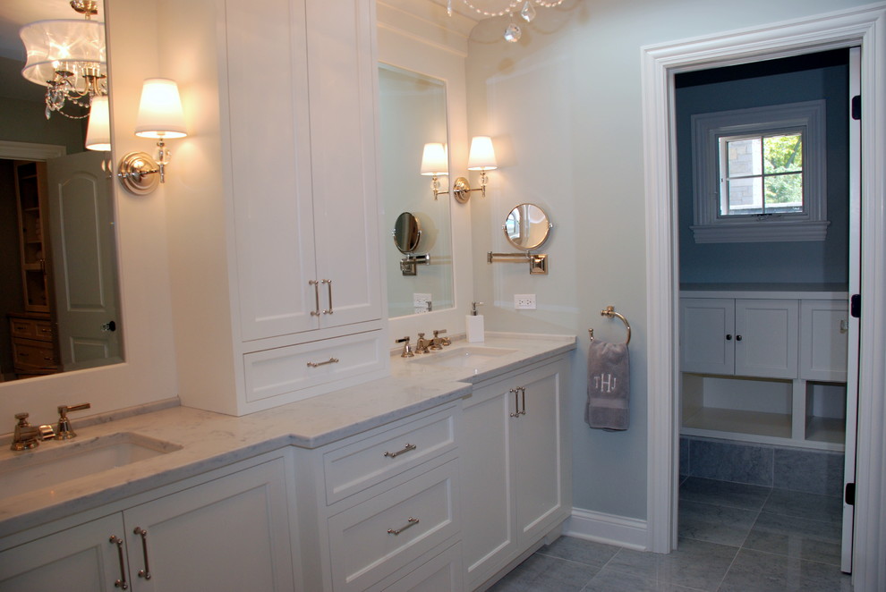 Идея дизайна: главная ванная комната среднего размера в стиле неоклассика (современная классика) с врезной раковиной, фасадами с декоративным кантом, белыми фасадами, столешницей из искусственного кварца и серыми стенами