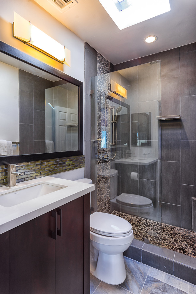 Kleines Modernes Badezimmer En Suite mit dunklen Holzschränken, offener Dusche, schwarz-weißen Fliesen, Kieselfliesen, beiger Wandfarbe, Porzellan-Bodenfliesen und Quarzit-Waschtisch in San Diego