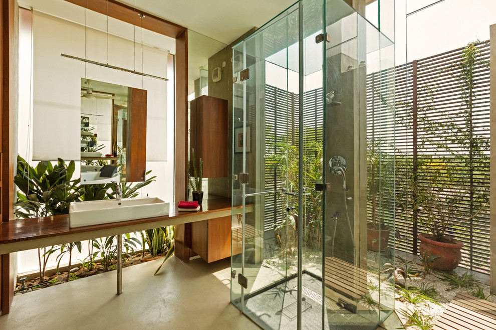 Exempel på ett modernt badrum, med ett avlångt handfat och en kantlös dusch