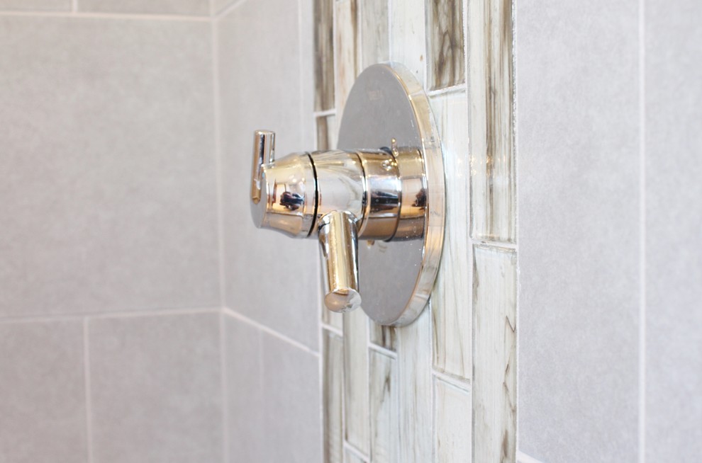 Exempel på ett mellanstort klassiskt en-suite badrum, med ett undermonterad handfat, släta luckor, svarta skåp, bänkskiva i kvarts, en dusch i en alkov, grå kakel, porslinskakel, grå väggar och klinkergolv i porslin
