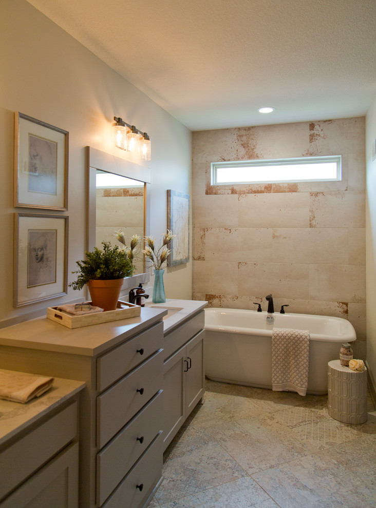 Idéer för att renovera ett stort rustikt flerfärgad flerfärgat en-suite badrum, med släta luckor, grå skåp, ett fristående badkar, en dusch i en alkov, beige väggar, klinkergolv i keramik, ett undermonterad handfat, bänkskiva i kvartsit, beiget golv och dusch med gångjärnsdörr