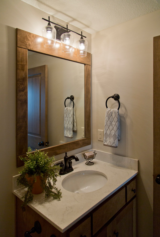 Esempio di una stanza da bagno con doccia stile rurale di medie dimensioni con ante in stile shaker, ante in legno scuro, pareti beige, lavabo sottopiano e top bianco