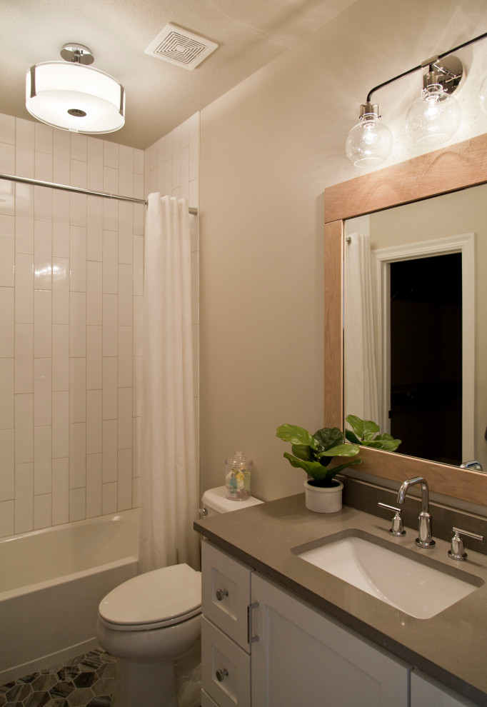 Inspiration för ett mellanstort grå grått badrum för barn, med luckor med infälld panel, vita skåp, ett badkar i en alkov, en dusch/badkar-kombination, vit kakel, keramikplattor, beige väggar, klinkergolv i keramik, ett undermonterad handfat, brunt golv och dusch med duschdraperi