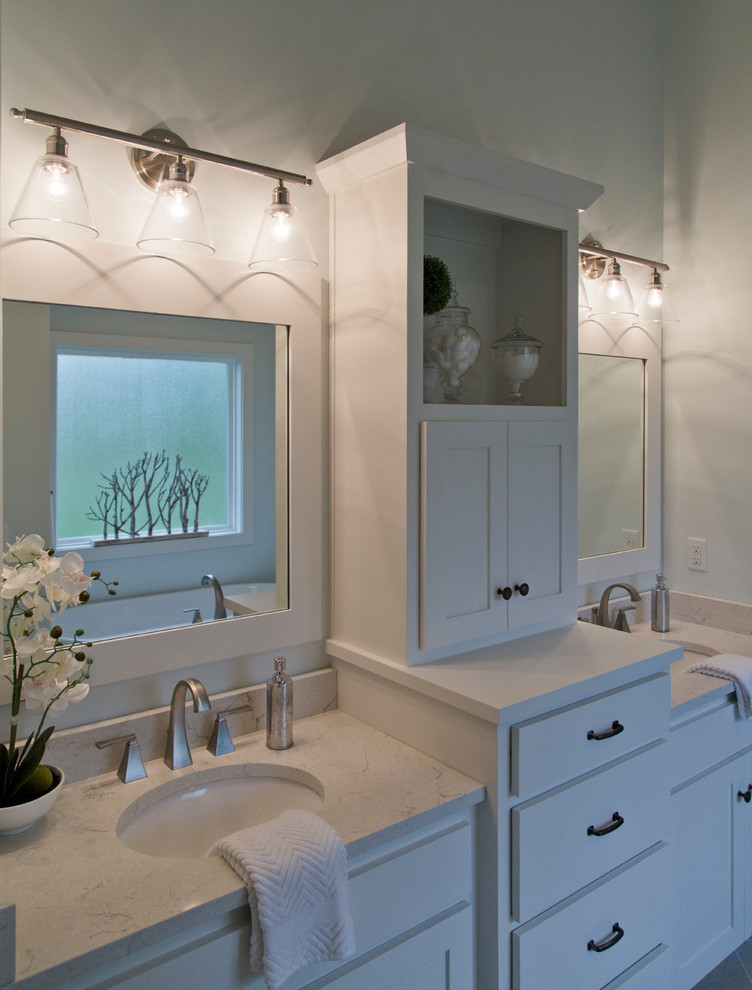 Exempel på ett stort maritimt en-suite badrum, med skåp i shakerstil, vita skåp, ett fristående badkar, en dusch i en alkov, vita väggar, klinkergolv i keramik, ett undermonterad handfat, beiget golv och dusch med gångjärnsdörr