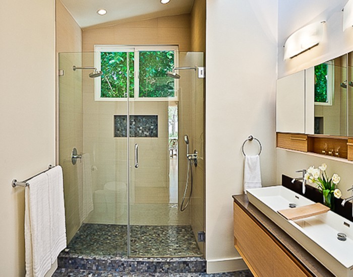 Inspiration för retro badrum med dusch, med ett fristående handfat, släta luckor, skåp i ljust trä, bänkskiva i kvartsit, en dubbeldusch, blå kakel, mosaik, vita väggar och mosaikgolv