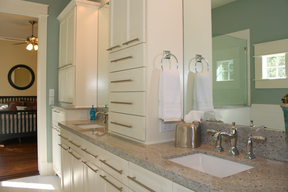 Inredning av ett klassiskt mellanstort en-suite badrum, med ett undermonterad handfat, skåp i shakerstil, vita skåp, granitbänkskiva, ett platsbyggt badkar, en hörndusch, vit kakel, keramikplattor, gröna väggar och klinkergolv i keramik