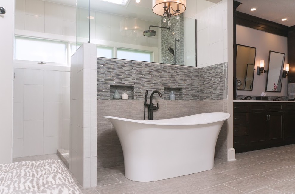 Exempel på ett stort klassiskt en-suite badrum, med ett undermonterad handfat, skåp i shakerstil, skåp i mörkt trä, bänkskiva i kvarts, ett fristående badkar, en öppen dusch, en toalettstol med hel cisternkåpa, grå kakel, glaskakel, grå väggar och klinkergolv i porslin