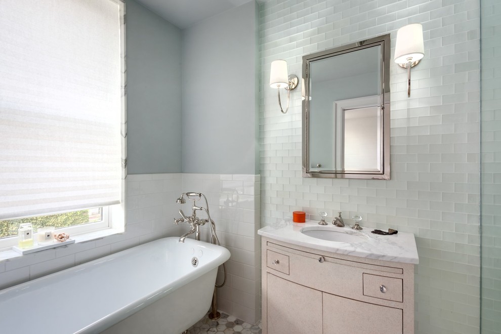 Idee per una stanza da bagno padronale minimal di medie dimensioni con ante lisce, ante beige, vasca freestanding, piastrelle grigie, piastrelle di vetro, pareti grigie, pavimento con piastrelle a mosaico, lavabo sottopiano e top in marmo