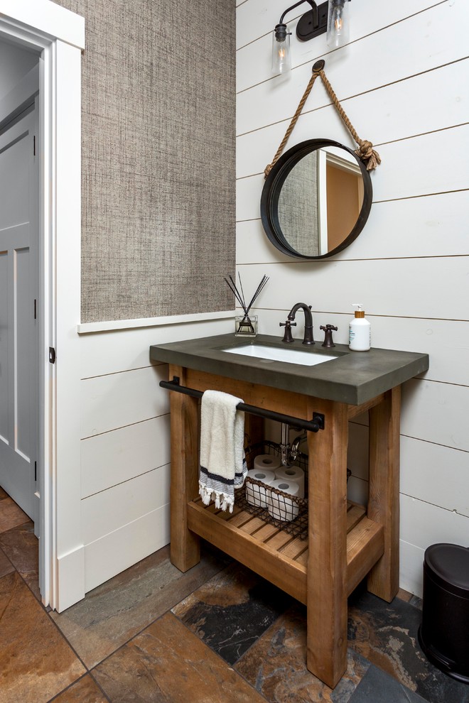 Foto på ett litet amerikanskt badrum med dusch, med öppna hyllor, vita väggar, skiffergolv, bänkskiva i betong och ett konsol handfat