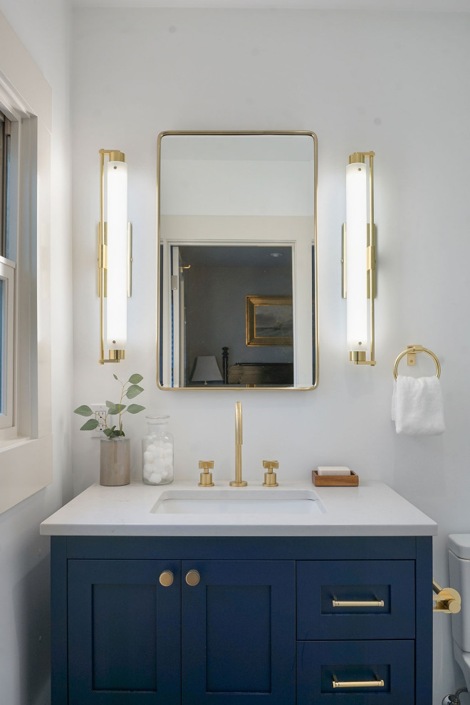 На фото: маленькая главная ванная комната в стиле неоклассика (современная классика) с фасадами в стиле шейкер, синими фасадами, душем в нише, раздельным унитазом, белой плиткой, керамической плиткой, белыми стенами, врезной раковиной, столешницей из искусственного кварца, открытым душем, серой столешницей, тумбой под одну раковину и напольной тумбой для на участке и в саду с