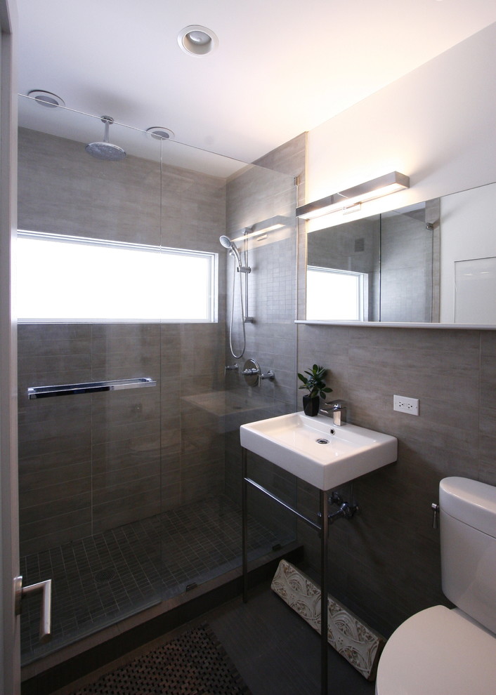 Imagen de cuarto de baño contemporáneo pequeño con ducha empotrada, sanitario de una pieza, baldosas y/o azulejos grises, baldosas y/o azulejos de porcelana, paredes blancas, suelo de baldosas de porcelana y lavabo con pedestal