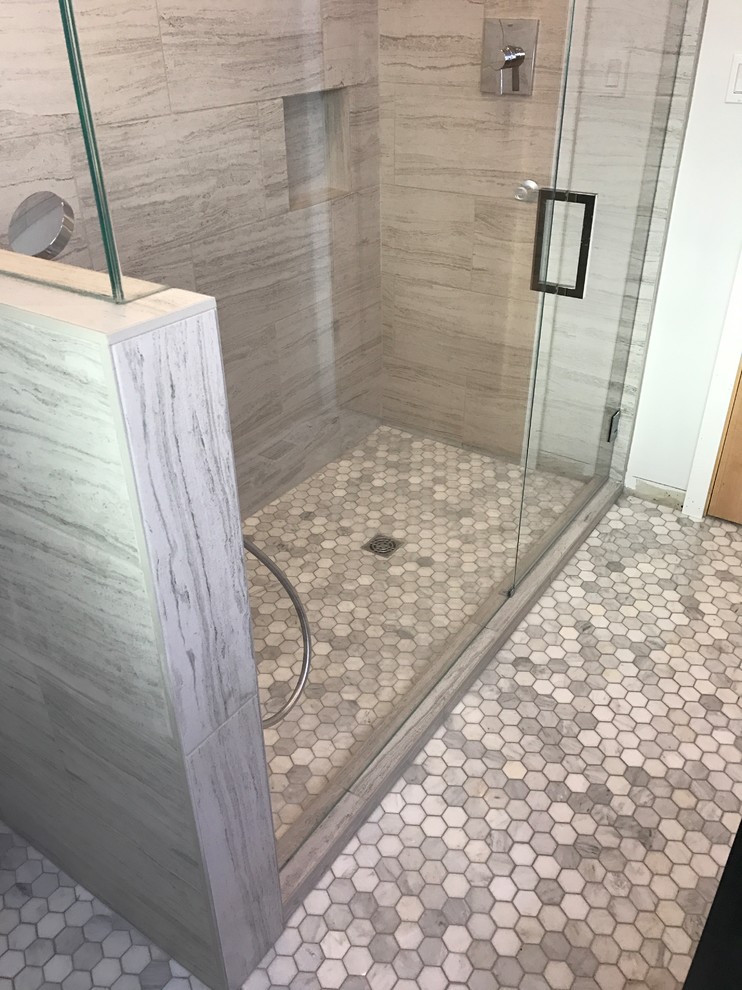 Aménagement d'une grande salle de bain classique avec WC séparés, un carrelage gris, des carreaux de porcelaine, un sol en marbre, un plan de toilette en quartz modifié et un mur blanc.