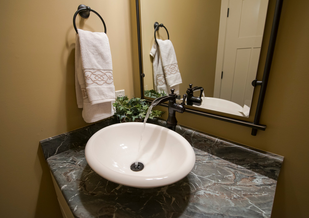 Стильный дизайн: ванная комната в классическом стиле с душевой кабиной, настольной раковиной и столешницей из ламината - последний тренд