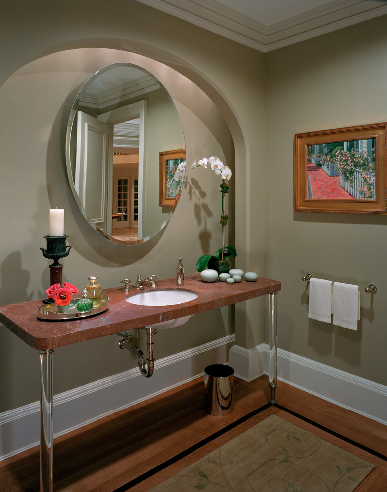 Imagen de cuarto de baño tradicional con armarios tipo mueble, puertas de armario de madera clara, encimera de mármol, bañera exenta, baldosas y/o azulejos beige y baldosas y/o azulejos de vidrio